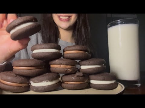 ASMR CHOCOLATE AND VANILLA OREO CAKESTERS WITH MILK 