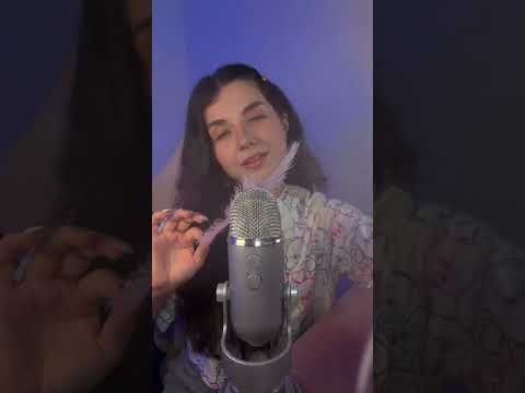 ASMR pasando plumas 🪶 por tu carita #asmr #relax #triggersforsleep #shorts