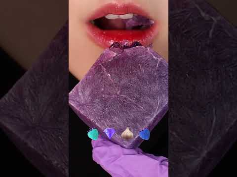 Blue strawberry eating ASMR 🍓💙