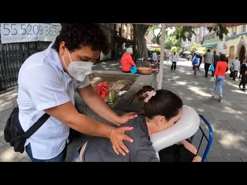 Un invidente me da un MASAJE CALLEJERO en MÉXICO: el mejor 🇲🇽