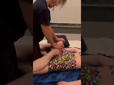 Estiramiento de piernas para aliviar tensiones 🦵🏻 #shorts #thaimassage #massage