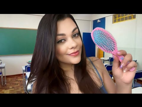 ASMR POV: AQUELA ALUNA ESCOVA SEU CABELO ENQUANTO FOFOCA NA SALA DE AULA