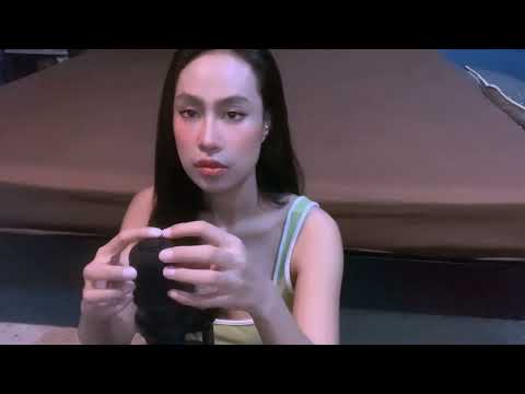 asmr slow and fast mic triggers on my knees (mic scratching, gripping and rubbing)