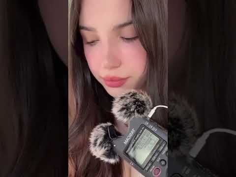 Esta chica revisa tu celular