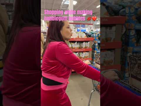 PUBLIC BUBBLEGUM BUBBLES WHILE SHOPPING #bubblegum #public