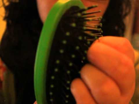 ASMR BRUSH SOUNDS/LET ME BRUSH YOUR HAIR/BRUSHING THE CAMERA AND BRUSHING MY HAIR.