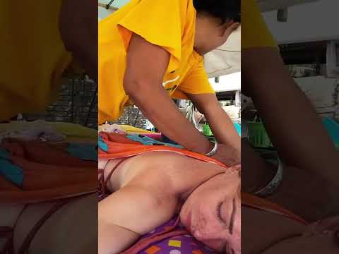 Masaje callejero de espalda en una playa de Phuket, Tailandia 🇹🇭 #relax #massage #beach #relaxing