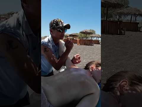 Me relajé con las manos expertas de este #masajista local en una playa de #Santorini 💆🏼‍♀️ #short
