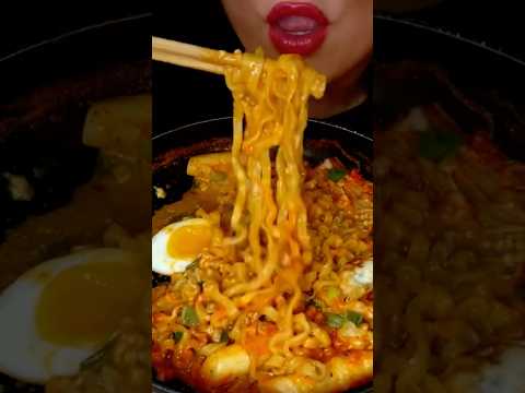 SPICY BULDAK NOODLES! #asmr #foodie #mukbang #noodles #samyang #buldak