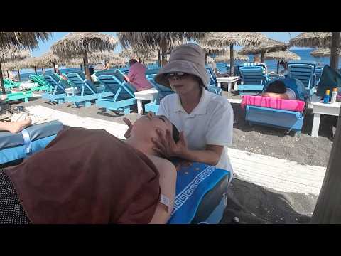 Relajante MASAJE DE CABEZA en la Playa Negra de Santorini