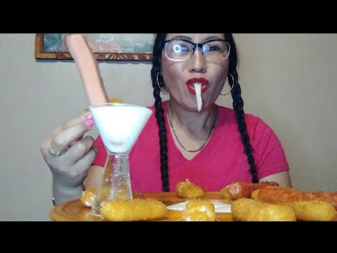 EATING MOZZARELLA STICK FOR THE FIRST TIME:Life in America