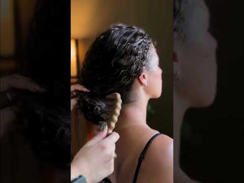 Massaging curly scalp with the sandalwood comb #relax #hairplay