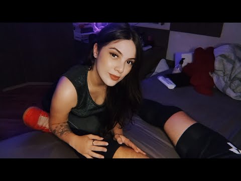 ASMR MASSAGEANDO SUAS PERNAS PÓS FUTEBOL ⚽ - Mori Yumi