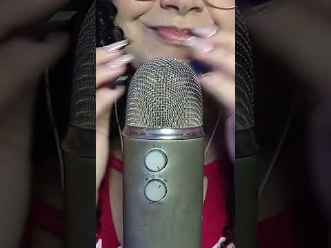 ASMR- Unha no microfone com sons de boca