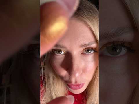 Ready for Christmas with this golden eyeshadow! ✨🔥 #asmr #makeup #oddlysatisfying #beauty