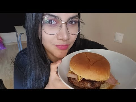 ASMR comiendo hamburguesa casera