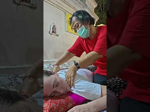 Masaje callejero en un mercado de #Tailandia 🇹🇭✨ #ThaiMassage #MasajeTailandés #short