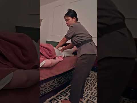 Masaje para alviiar piernas cansadas en #Camboya 😲🇰🇭 #massage #masaje #relax #masajerelajante #short