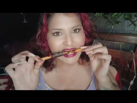 ASMR comiendo banderilla de pulpa de tamarindo 