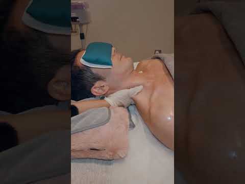 ASMR: Massaggio alla Schiena con Olio in Malesia! #shorts