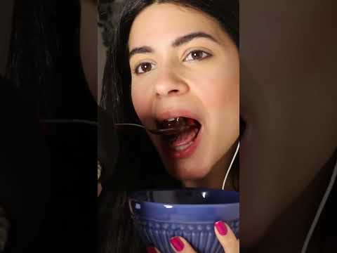 ASMR COMENDO MORANGO COM  #shortsasmr
