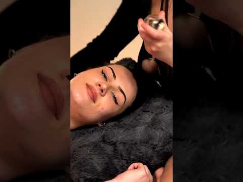 Watch as Mira cradles the client's face with gentle circles and smooths warm oil over temples

facem