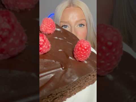 Fudgey chocolate cake 🤤