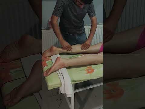 MASSAGE THAT ACCELERATES BLOOD FLOW IN THE BACK LEGS AND FEET #satisfying #relaxing #asmr #shorts