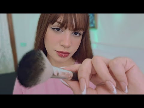 ASMR - Passando pincel no seu rostinho + sons de boca