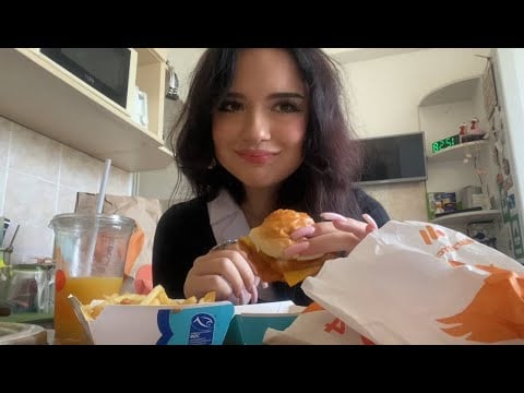 ASMR  мукбанг Голодная школьница напала на фаст-фуд 🌭