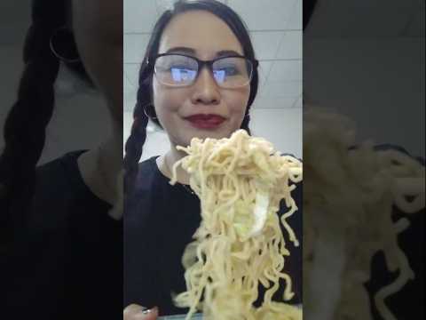 EATING FRIED NOODLES#everyone #mukbang #shortsfeed #challenge #bigmouth #onebite