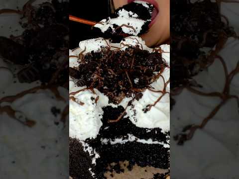 Cookies and cream chocolate cake #asmr #cake #chocolate #dessert #food #shorts