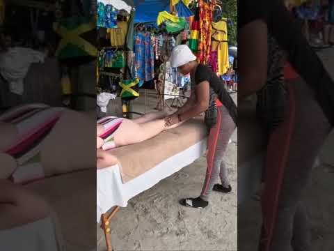 Masaje callejero en todo el cuerpo en una playa de Jamaica #beach #relax #massage
