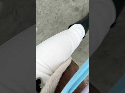ASMR in weißer Kunstleder Hose auf einem sehr nassen Weg. 😳