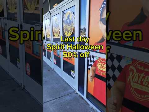 😱50%off !!! It's crazy in #spirithalloween today!!🎃🦴 #clearence #sales #halloween #horror #foxboro