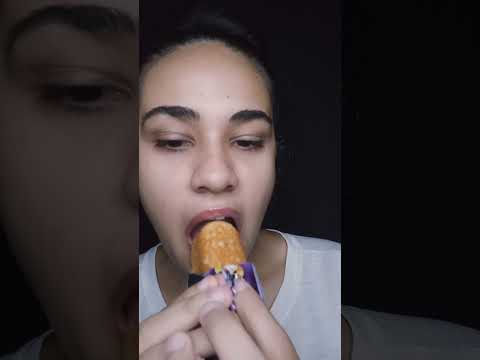 ASMR COMENDO BOLO COM GOTAS DE CHOCOLATE #asmr #asmrboca #viral  #somdemastigação #asmrportuguês