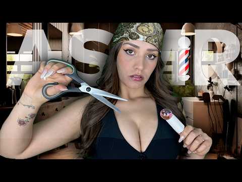 Vas a la BARBERÍA y la BARBERA te DICE lo GUAPO que eres 😍 | ASMR Corte & Susurros