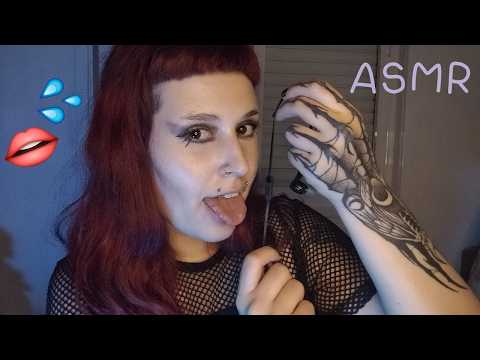 ASMR | Sons de boca molhados e intensos na sua orelha (lens licking, camera touching, fluttering+)