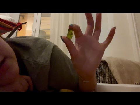 Asmr | Bia (e eu) sussurrando e comendo gomas 