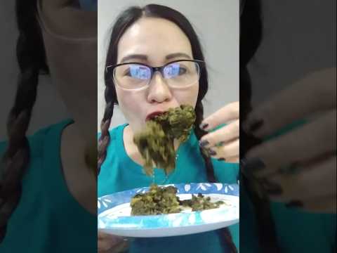 SPINACH EATING CHALLENGE #everyone #mukbang #shortsfeed #food #spinach #bigmouth #crazylady