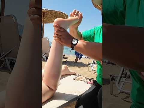Relajante masaje de piernas en una playa de #Santorini 🥰 🇬🇷  #masajesrelajantes #Grecia #Short