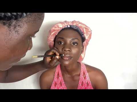 ASMR MY SISTER DOES MY MAKEUP WITH GUM CHEWING, MOUTH SOUNDS