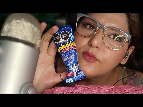 ASMR comiendo paleta de caramelo sabor moras azules 