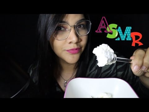 ASMR comiendo crema batida con paleta de vidrio