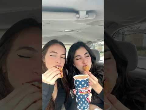 Provando o frango com molho do Canes 🇺🇸 #mukbang #asmrfood