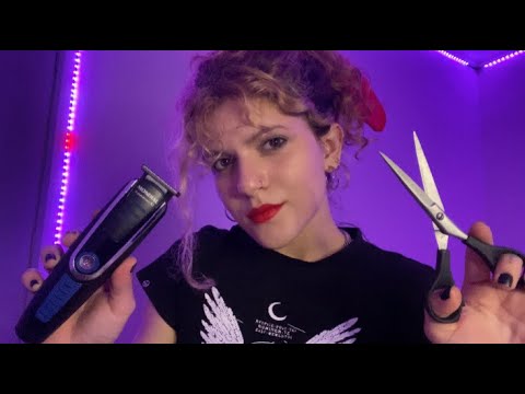 ASMR || CABELEIREIRA ROQUEIRA CORTANDO E RASPANDO SEU CABELO