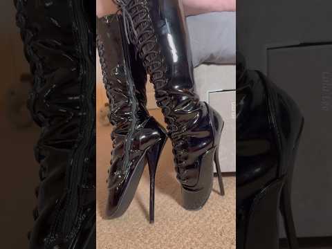 This is what I wore for my NYE party🎉🪩 Do you like it?🖤 #boots #balletboots #latex #nyeoutfit