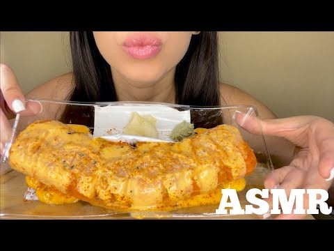 ASMR (SUSHI) ( SPICY SRIRACHA SALMON ROLL) ( EATING SOUNDS)