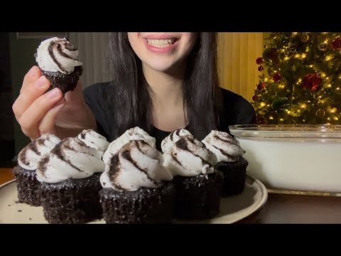 ASMR MINI OREO CUPCAKES WITH MILK EATING 