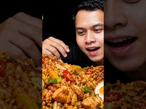 ASMR eating fried rice with chicken and eggs #asmr #eating  #satisfying